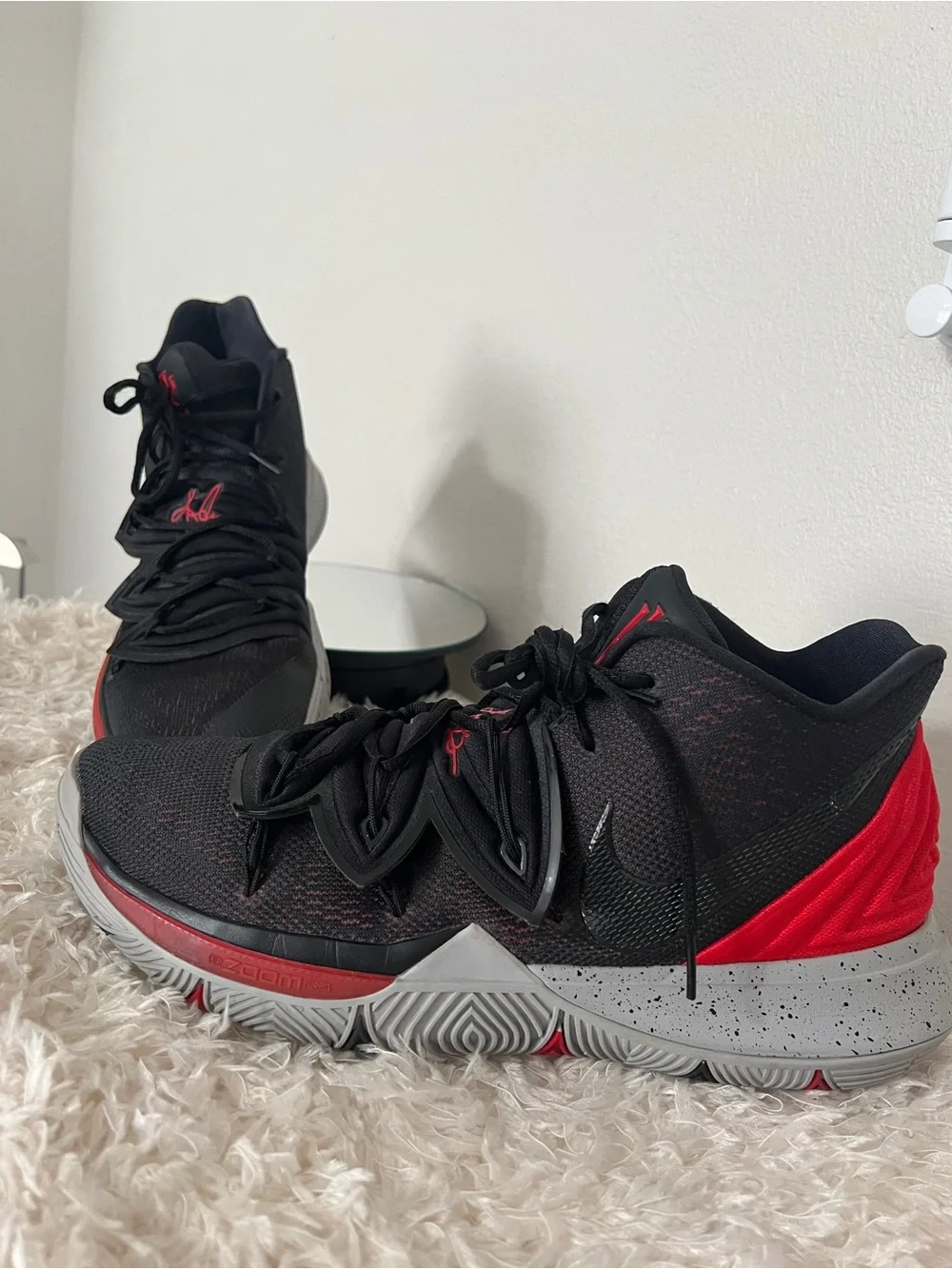 Nike Men’s Kyrie 5 Bred Basketball Shoes Size 13